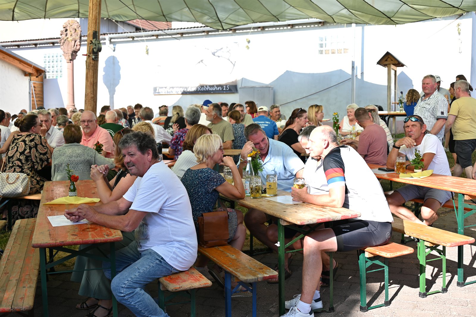 Festbesucher im Gespräch
